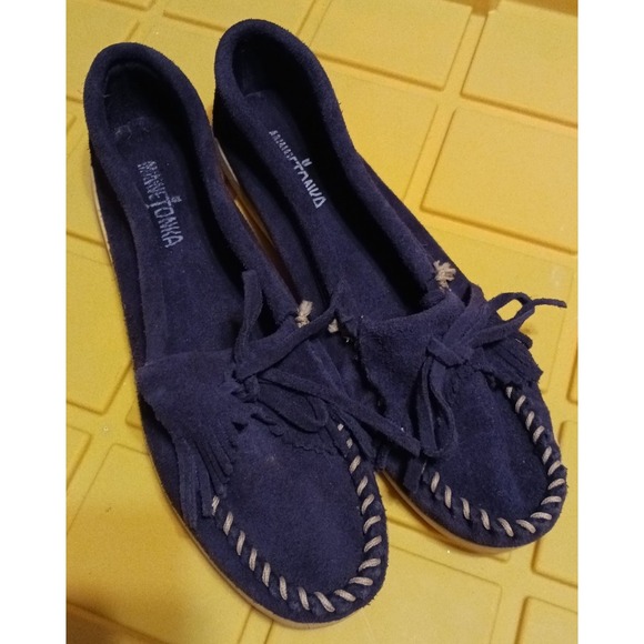 Minnetonka Women's Navy Blue Suede Kilty Hardsole Moccasins, 9 - Picture 1 of 6